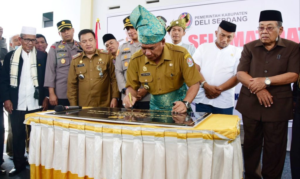 Tingkatkan Pelayanan pada Masyarakat, Bupati DS Resmikan Kantor Camat Hamparan Perak