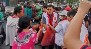 Ketua DPRD Medan Bersama KSH Bagi Ifthar ke Pengguna Jalan