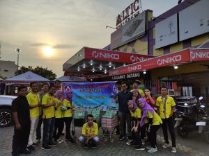 Altic Houseware Berbagi Takjil ke Pengguna Jalan dan Buka Puasa Bersama