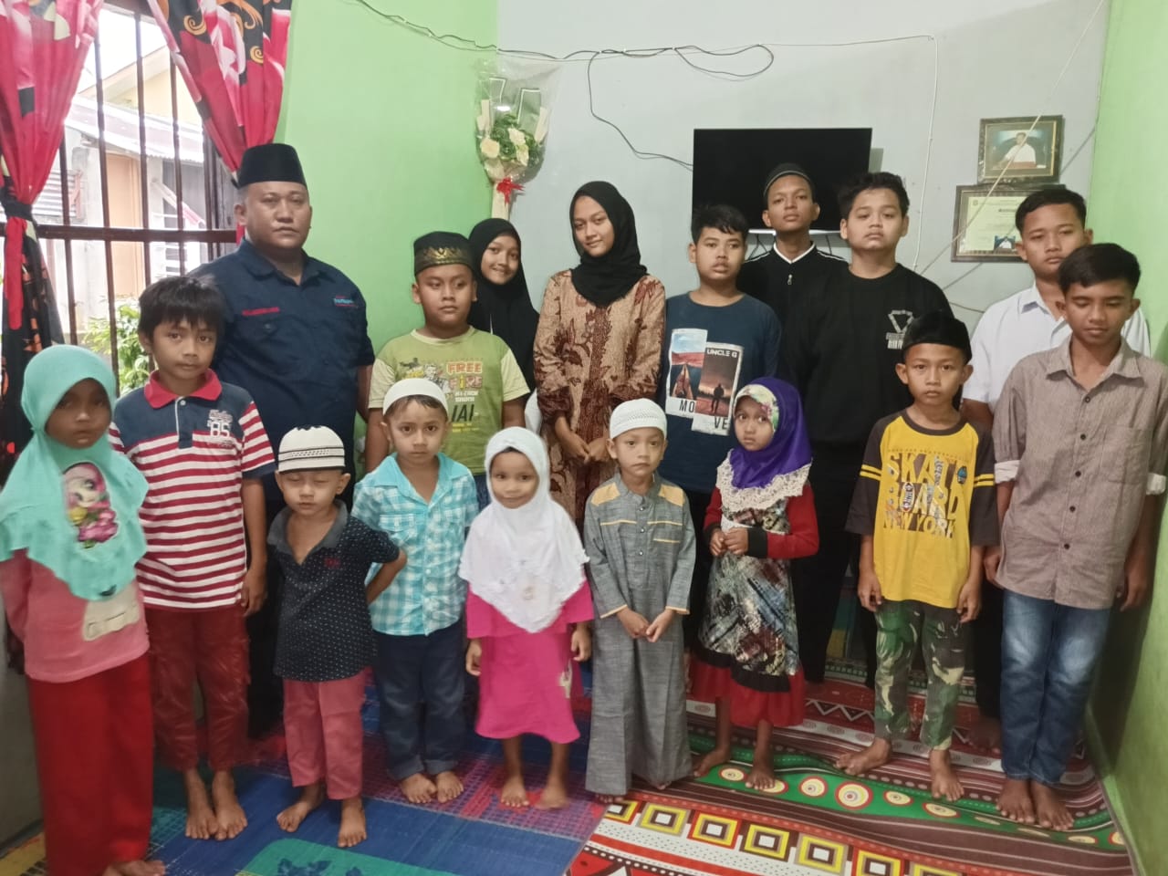 Jelang Idul Fitri, Redaksi Data Post Berbagi Kebahagian Dengan Anak Yatim Piatu