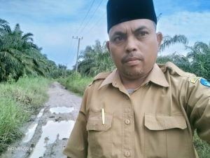 Guru SDN Kuta Beringin Berjibaku Dengan Lumpur Demi Mencerdaskan Anak Bangsa