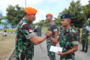 Danlanud Dominicus Dumatubun Berikan Apresiasi Kepada Peraih Nilai Kesamaptaan Terbaik
