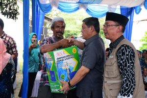 Wabup Salurkan Zakat Baznas Deli Serdang