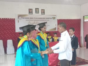 3 Wisudawan Berprestasi di SMK Kesehatan Romel Tual Terima Piagam Penghargaan