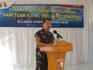 Tim Flying Specialist Diskesau Berikan Ceramah Kesehatan Bagi Personel Lanud Dominicus Dumatubun