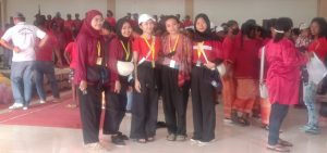 10 Mahasiswa Universitas Gajah Mada Yogyakarta Ikut Antar Yelim ke Desa Langgur