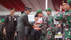 Heboh Anggota Kodim 0422 Lampung Barat Merangsek ke Podium Utama Upacara Hari Bhayangkara ke -77 Polres Pesisir Barat