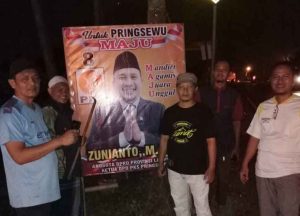 Tak Kenal Lelah, Tim Baliho Pemenangan Zunianto M.Pd.I Menjadi Bupati Pringsewu Bekerja Hingga Larut Malam