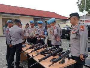 Propam Cek Kelengkapan Senpi Personil Polres Pesisir Barat dan Jajaran Polsek