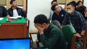 Ken Admiral Tutup Wajah dan Telinga Saat Video Penganiayaan Diputar Kembali