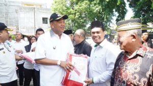 Jelang Hari Kemerdekaan RI, Plt Bupati Langkat Ikut Bagikan 10 Juta Bendera Merah Putih