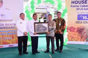House Warming BPJS Ketenagkerjaan Tanjung Morawa, Bupati Terima Penghargaan