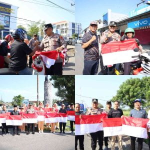 Dalam rangka menyambut HUT RI ke – 78, Polres Pesisir Barat Bagikan Bendera Merah Putih