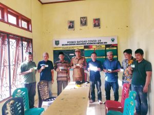 Zulfan Serahkan Kartu Jaminan Sosial Ketenagakerjaan Kepada Perangkat Kampong Sikalondang Dengan Cara Simbolis