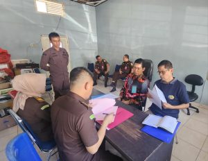 Tim Penyidik Kejati Sulsel Menyerahkan 3 Tersangka dan Barang Bukti Dugaan Korupsi PDAM Makassar ke Penuntut Umum