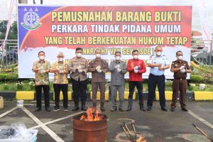 Kalapas Kelas IIA Binjai Theo Adrianus Hadiri Pemusnahan Barang Bukti di Kejari Binjai