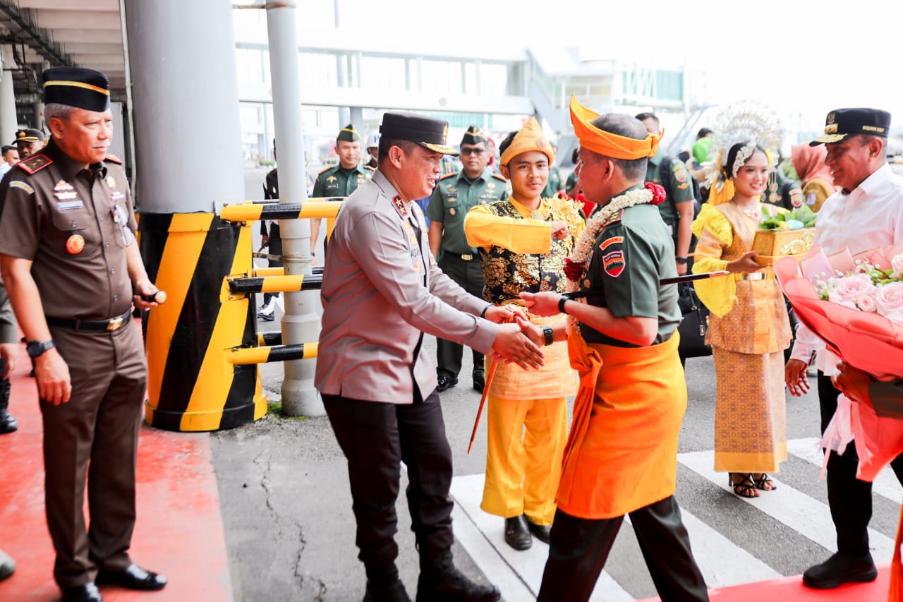 Kapolda Sumut Sambut Kedatangan Pangdam Baru Mayjen TNI Mochammad Hasan