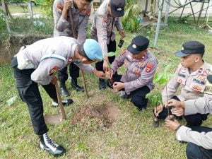 Polsek Bengkunat Polres Pesisir Barat Turut Serta Penanaman Pohon Serentak