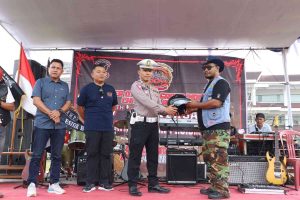 Polres Pesisir Barat Memberikan Helm SNI ke Scuter Owner Group