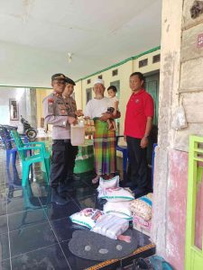 Polres Pesisir Barat Berbagi Berkah