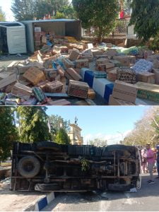 Over Kapasitas, Mini Truk Warga Tabrak Trotoar Jalan