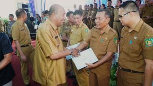 Syah Afandin Serahkan Penghargaan Prestasi Pencapaian PAD Langkat