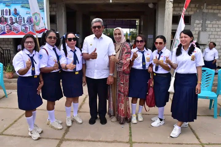 Bupati Maluku Tenggara M. Thaher Hanubun berpose bersama alumni SMP Budhi Mulia Langgur.