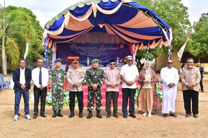 Foto bersama antara Bupati, Ketua Tim Penggerak PKK, Pimpinan Forkopimda, OPD dan para alumni.