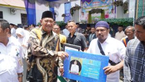 Kembali Gelontorkan Bansos Ratusan Juta, Syah Afandin Terima kasih atas Pengabdian Bilal Mayit & Penggali Kubur