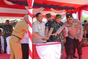 Wakapolda Maluku Bersama Forkopimda Sambut Kedatangan Menhan RI di Moa