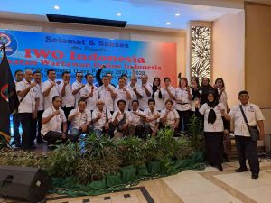 Kaban Kesbangpol Provsu Serahkan SK Keberadaan DPW IWOI Sumut