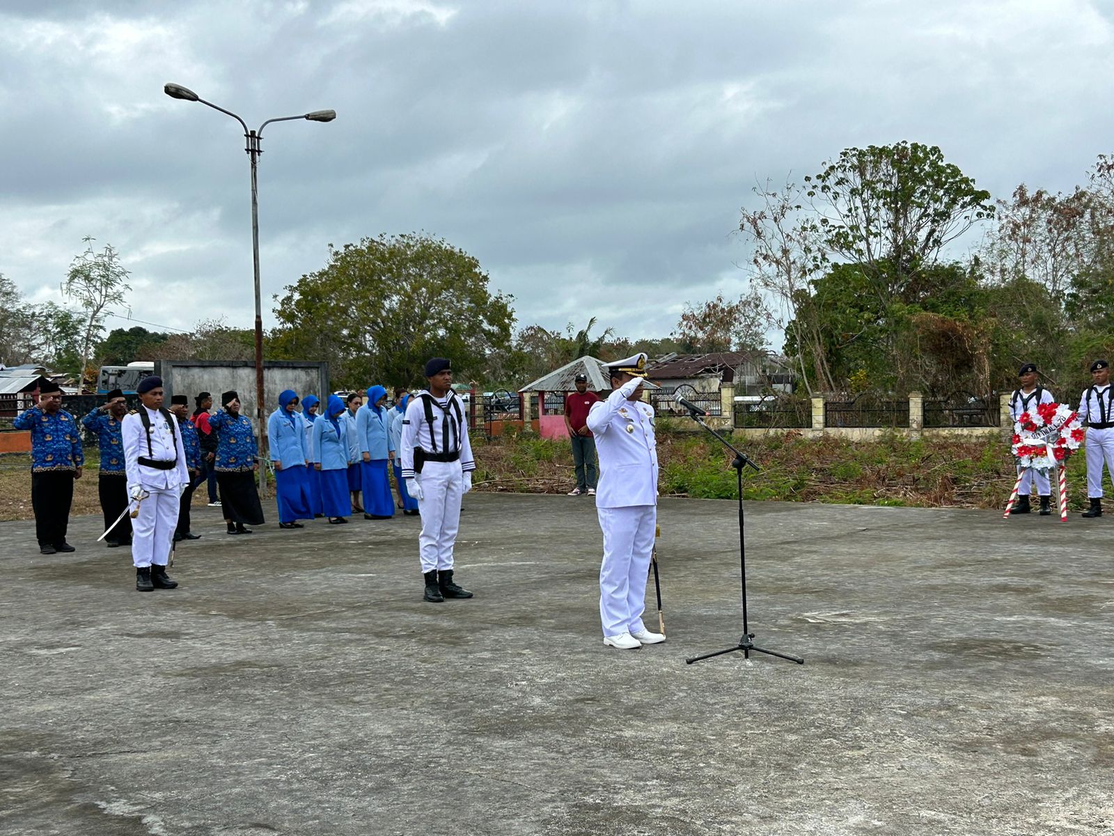 Suasana upacara penghormatan terhadap arwah prajurit yang telah gugur dalam medan perang dipimpin Irup Letkol Laut (P) Guntur Alamsyah.,CRMP