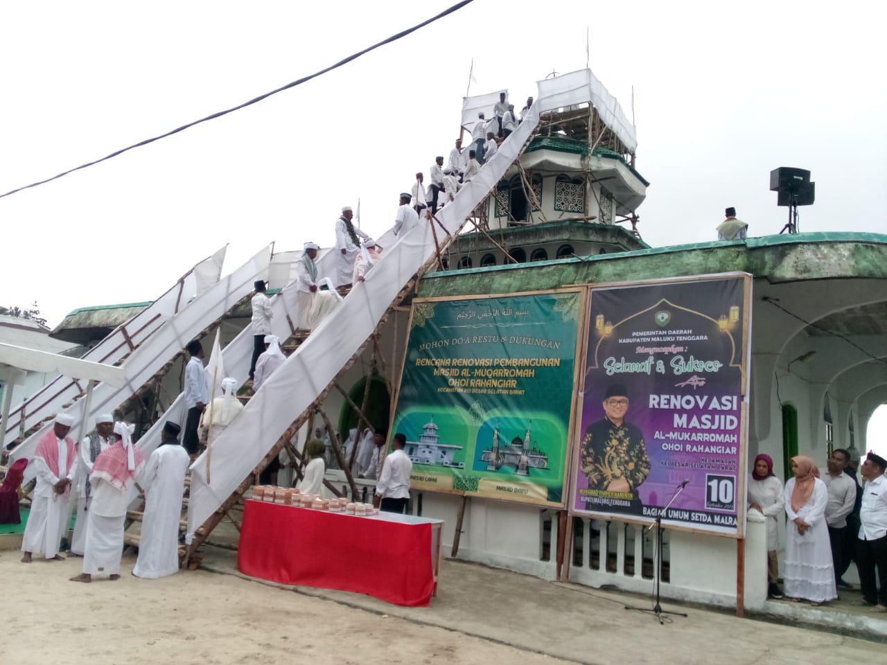 Detik-detik acara pembukaan renovasi pembangunan Gedung Masjid Al-Mukarromah Desa Rahangiar yang ditandai dengan penurunan tiang alif Mesjid.