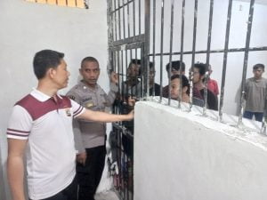 Pastikan Tahanan Sehat dan Lengkap, Anggota Polres Pesisir Barat Lakukan Pengecekan Ruang Tahanan