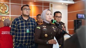 Sembunyi Diatas Plafond Rumah, Kejari Makassar Amankan Tersangka Dugaan Korupsi Pembangunan Gedung Perpustakaan Kota Makassar