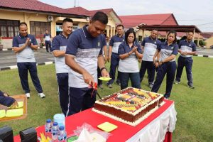 Kapolres Rayakan 94 Personil Yang Berulang Tahun dan Berikan Penghargaan Pada Personil Purna Bakti