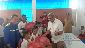 Keliling Nuhu Yut, Thaher Hanubun Bagikan Ratusan Paket Perlengkapan Sekolah untuk Pelajar di Kei Besar