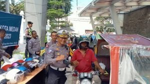Ditlantas Polda Sumut Bagikan 200 Helm SNI ke Abang Betor