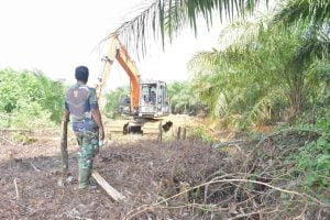 Anggota Satgas TMMD Ke 118 Awasi Pekerjaan Alat Berat