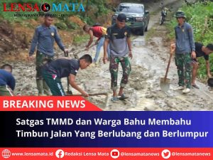 Satgas TMMD dan Warga Bahu Membahu Timbun Jalan Yang Berlubang dan Berlumpur