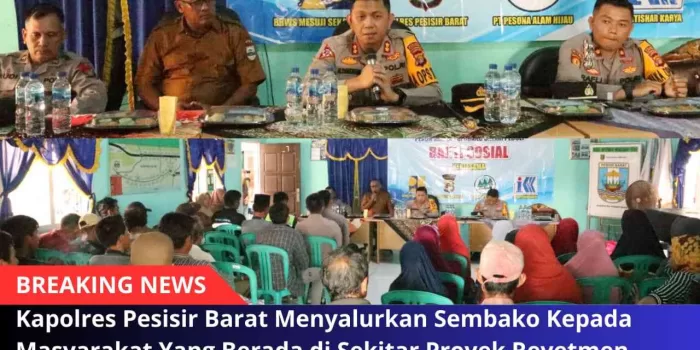 Kapolres Pesisir Barat Menyalurkan Sembako Kepada Masyarakat Yang Berada di Sekitar Proyek Revetmen Pantai