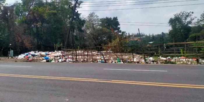 Tumpukkan Sampah Berserakkan Dipinggir Jalan Lintas Sumsel