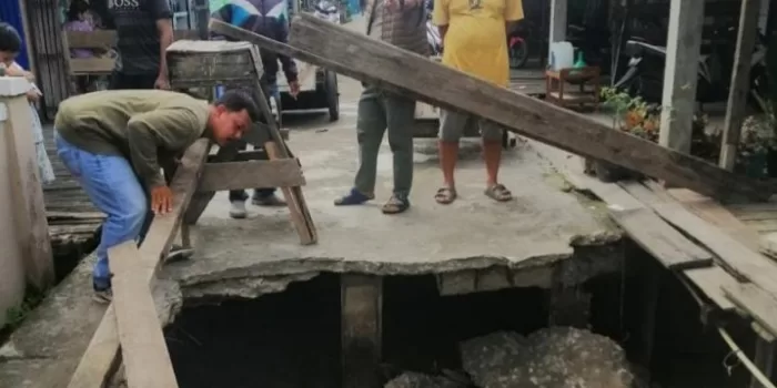 Diduga Tak Sesuai Spek, Pekerjaan Jalan Cor Beton di Kampung Nelayan Ambruk