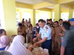 Hadiri Aksi Pangan Murah, Danlanud Dominicus Dumatubun Layani para Pembeli