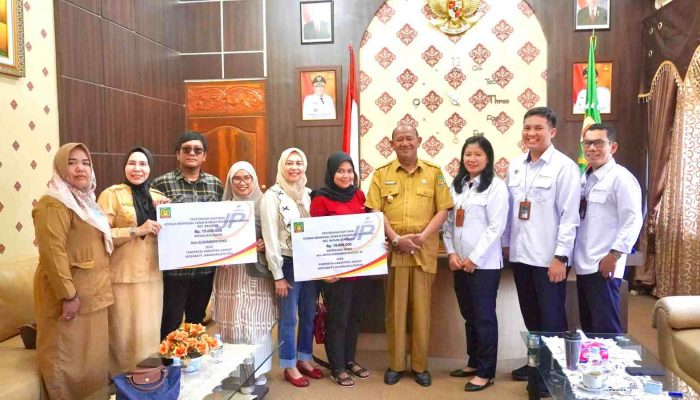 Syah Afandin Serahkan Santunan ke Ahli Waris Korban Meninggal di Objek Wisata