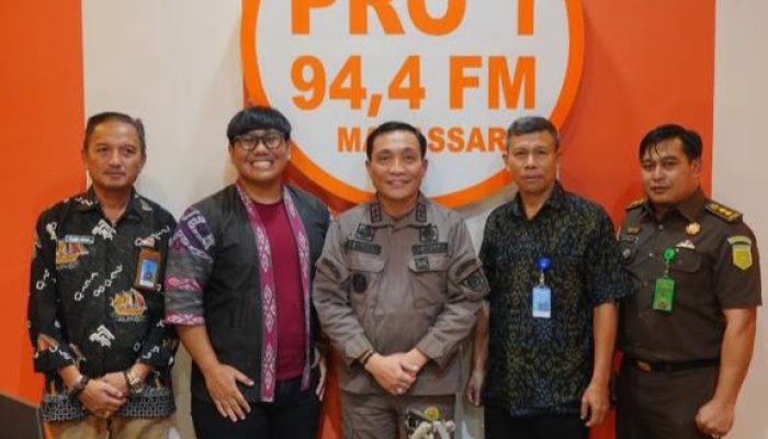 Kajati Sulsel Bahas “Kesiapan Kejati Sulsel Menghadapi Pemilu 2024” Pada Dialog Interaktif Program Jaksa Menyapa di Studio RRI PRO 94,4 FM Makassar