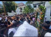 AMSB Geruduk Kejari Sampang Dengan Membawa Karangan Bunga