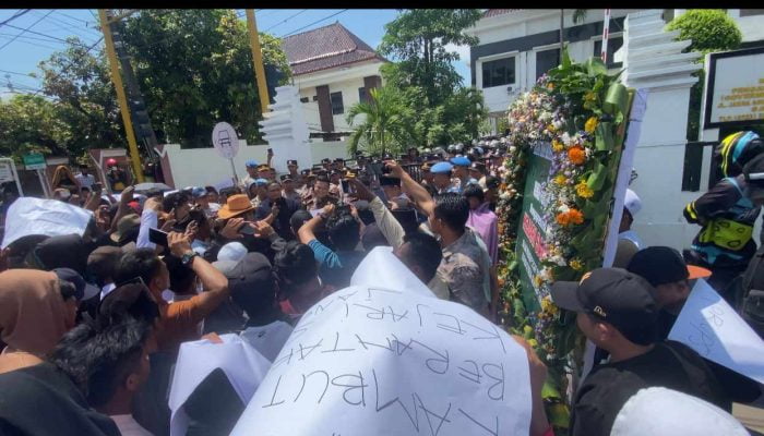 AMSB Geruduk Kejari Sampang Dengan Membawa Karangan Bunga