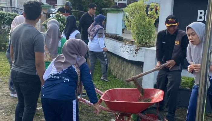 Kadis PUPR Tanjab Barat Gelar Kegiatan Rutin Jum’at Bersih Bersama Staff