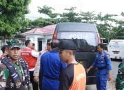 Tim SAR Sat Pol Air, Basarnas dan TNI AL Evakuasi Nelayan Kapal Tenggelam